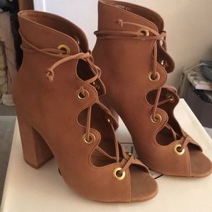 SOLD * Steve Madden Carusso Tan Nubuck heels